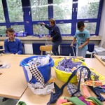 Maxmarco flechtet  Taschenriemen (vergrößerte Bildansicht wird geöffnet)