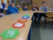 Schülerinnen und Schüler lernen verschiedene Zuckersorten kennen