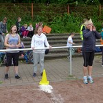 Jenny und Elli feuern an (vergrößerte Bildansicht wird geöffnet)