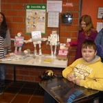 5 Schüler präsentieren ihre selbstgebastelten Roboter (vergrößerte Bildansicht wird geöffnet)