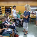 Frau Gauert überreicht eine Rose (vergrößerte Bildansicht wird geöffnet)