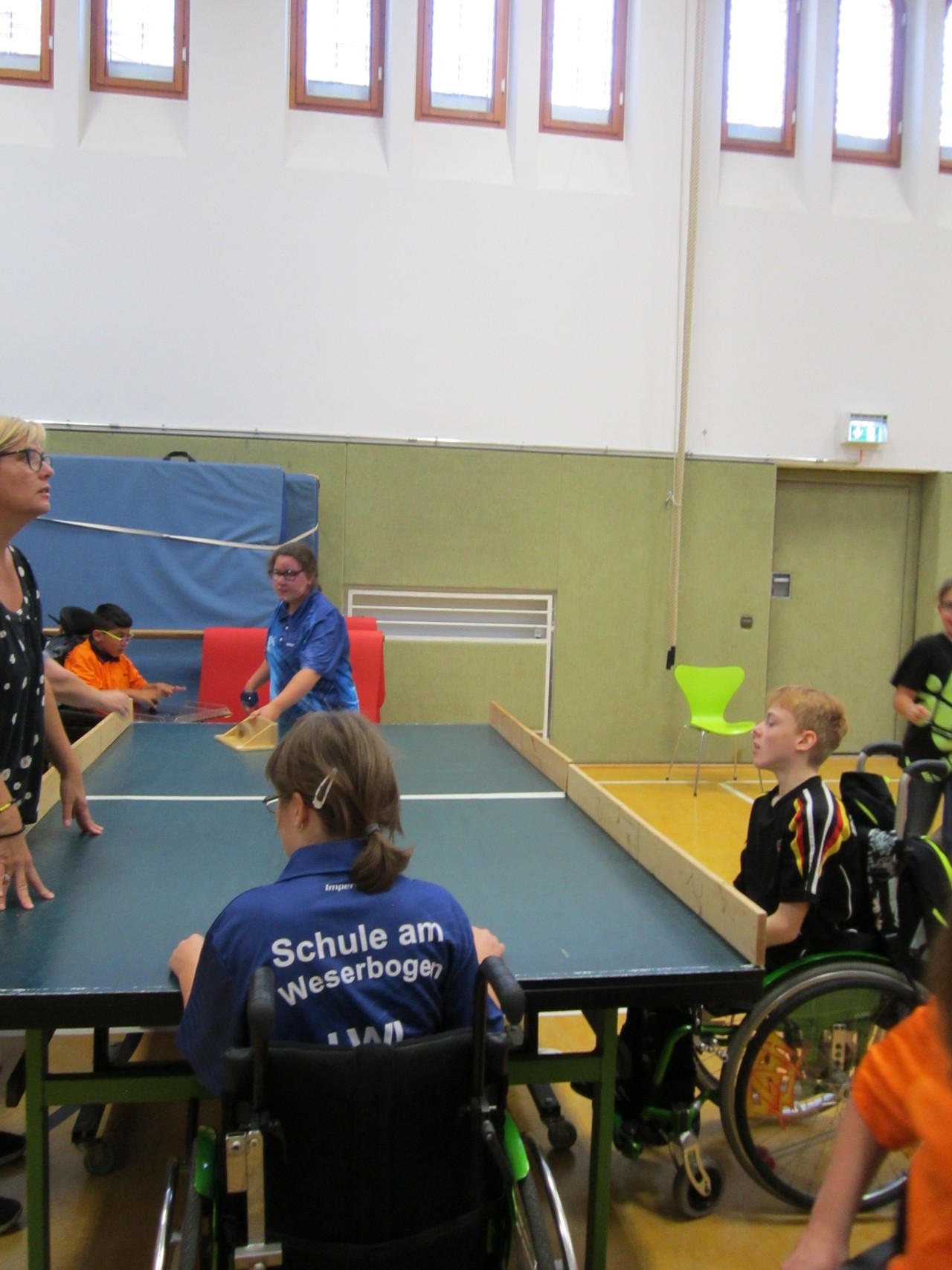 2.	Fynn, Brianna und Juliana spielen in der Turnhalle an der Platte warm.