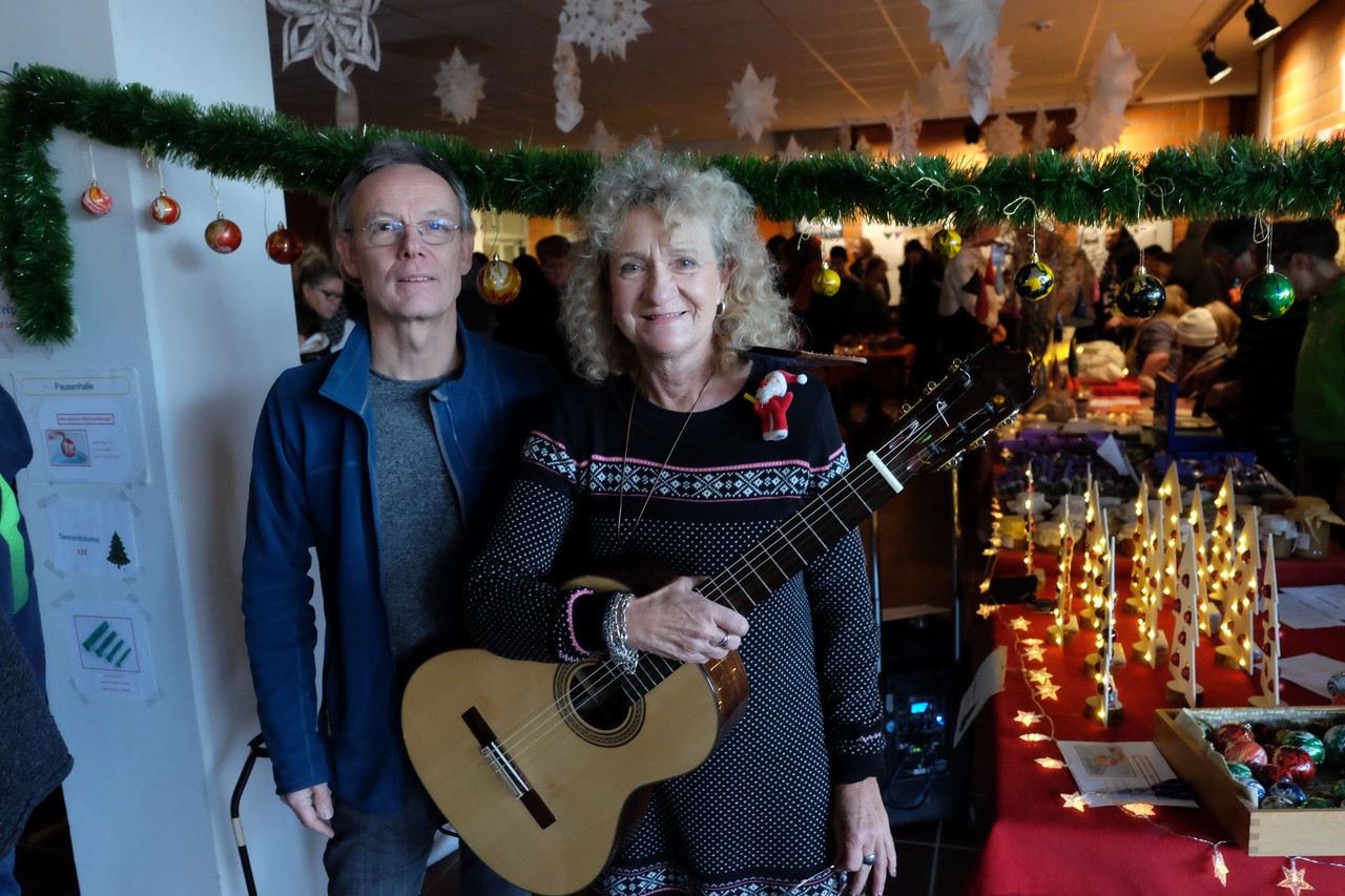 Frau Gauert und Herr Fendel eröffnen den Weihnachtsbasar!