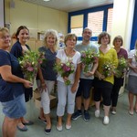 Alle Lehrkräfte bekommen einen Blumenstrauß (vergrößerte Bildansicht wird geöffnet)