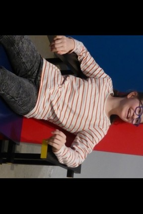 Anna darf auf dem besonderen Stuhl Probesitzen