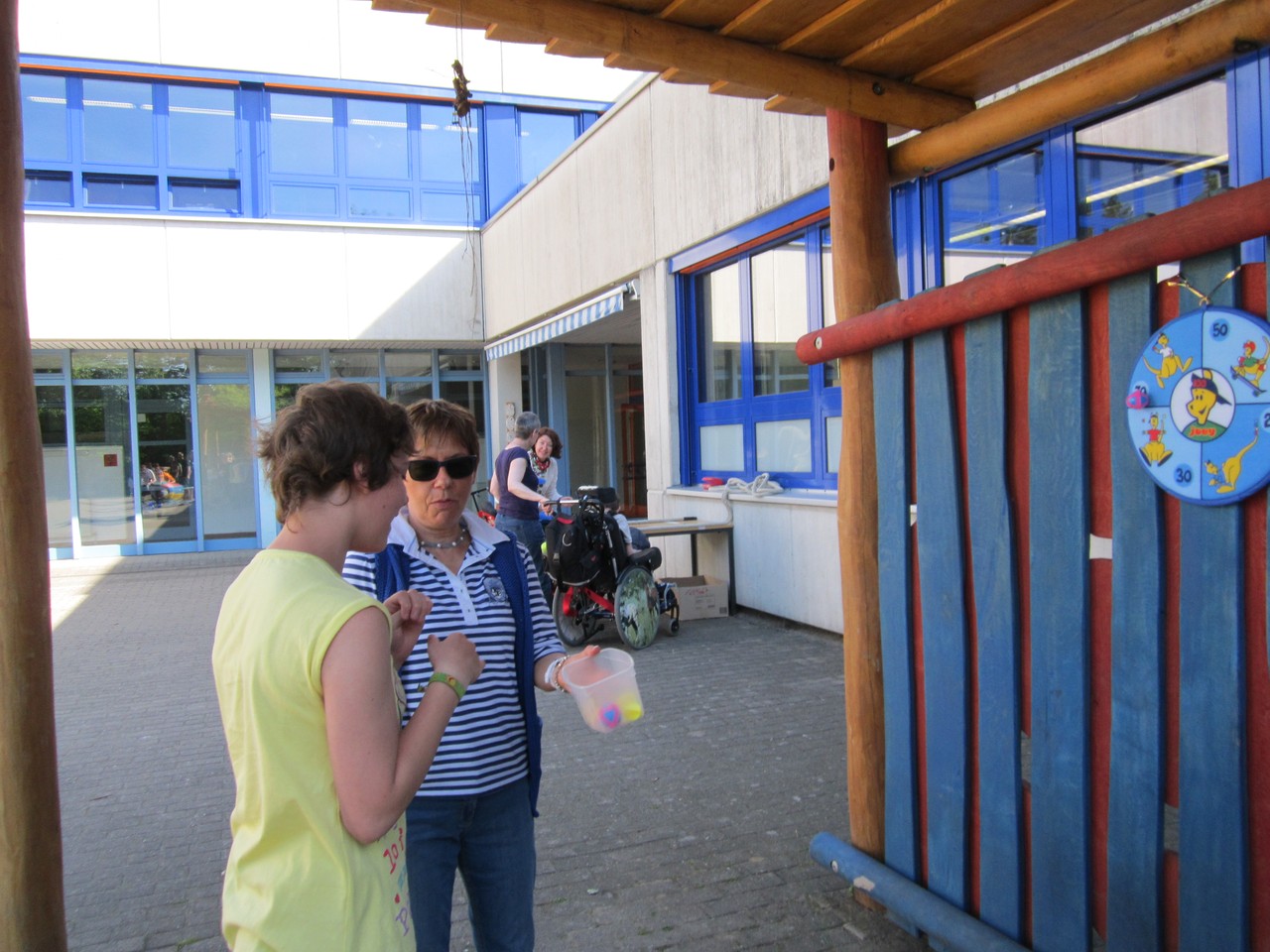 Beim Dart spielen