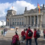 vorm Reichstagsgebäude (vergrößerte Bildansicht wird geöffnet)
