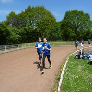 Niklas und Niclas beim 600m Lauf (vergrößerte Bildansicht wird geöffnet)