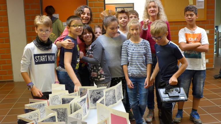 Schülerinnen und Schüler der MIT A-Klassen bei der Ausstellung mit Frau Degenkolb und Frau Gauert.