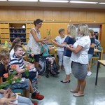 Frau Gauert überreicht eine Rose (vergrößerte Bildansicht wird geöffnet)