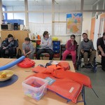 Schüler und Lehrer drehen im,Fahrsatuhl (vergrößerte Bildansicht wird geöffnet)