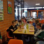 Schüler beim Osterfrühstück (vergrößerte Bildansicht wird geöffnet)