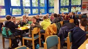 Schülerinnen und Schüler beider Schulen frühstücken gemeinsam im Lehrerzimmer