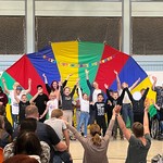 Die Unterstufe singt den neuen Ankömmlingen ganz viel Schulspaß zu. (vergrößerte Bildansicht wird geöffnet)