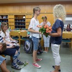 Frau Gauert überreicht eine Rose (vergrößerte Bildansicht wird geöffnet)