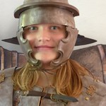 Jenny mit Helm eines Legionärs (vergrößerte Bildansicht wird geöffnet)