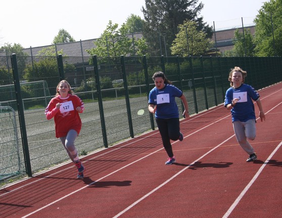 Elena Beyda u. Ann Christin beim 75M Sprint.
