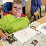 Ein Schüler beim Zeichnen auf der Druckplatte. Das Gezeichnete wird spiegelverkehrt auf ein weißes Blatt gedruckt. (vergrößerte Bildansicht wird geöffnet)