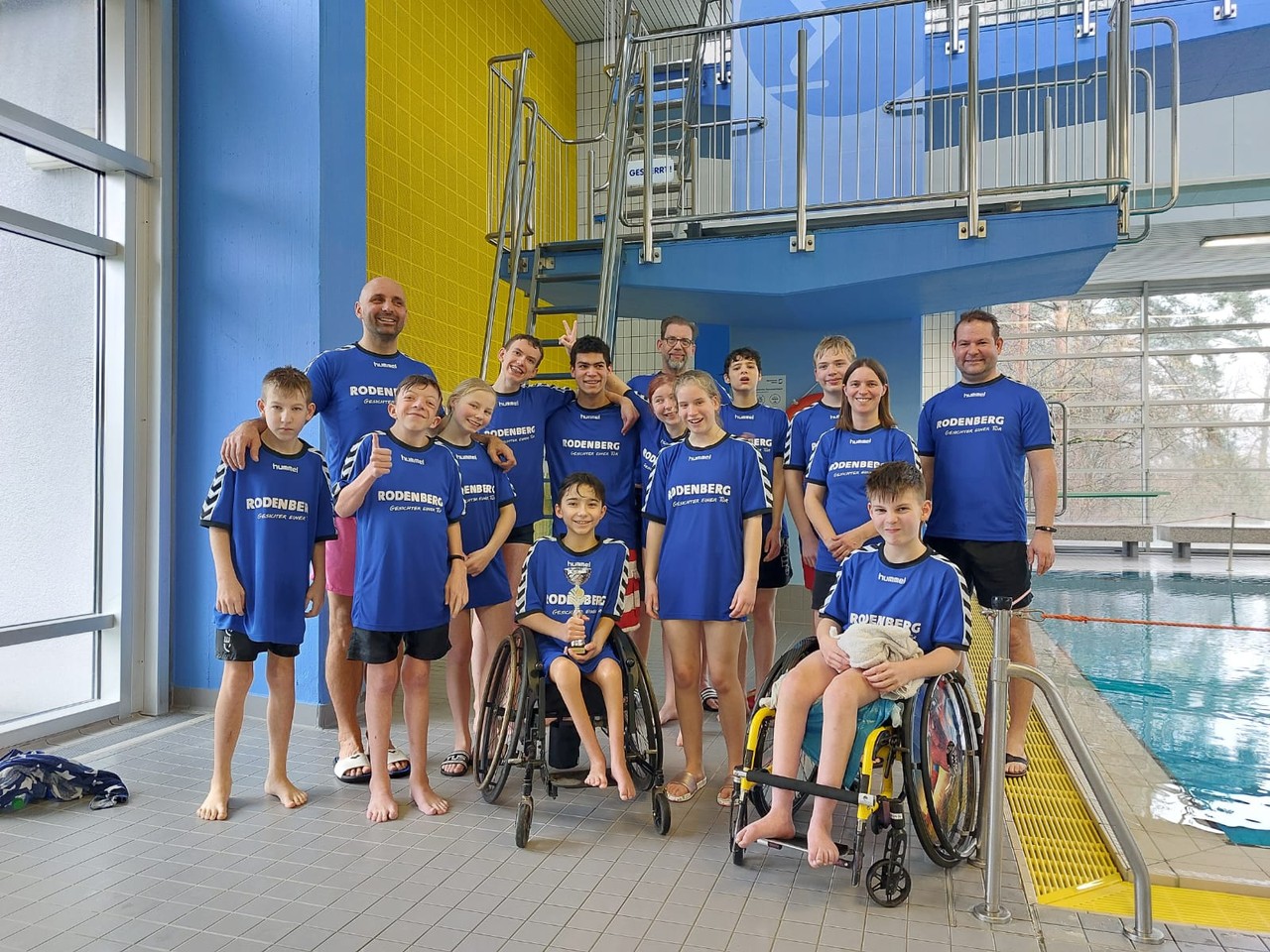 Die Schwimmer  und Trainer von der Schule am Weserbogen