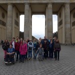 Schüller vor dem bradenburger Tor (vergrößerte Bildansicht wird geöffnet)