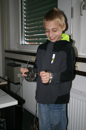 Die Handschellen sind für Kinder zum Glück zu groß