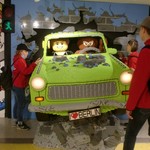 im Lego Store ein Trabi aus Legosteinen (vergrößerte Bildansicht wird geöffnet)