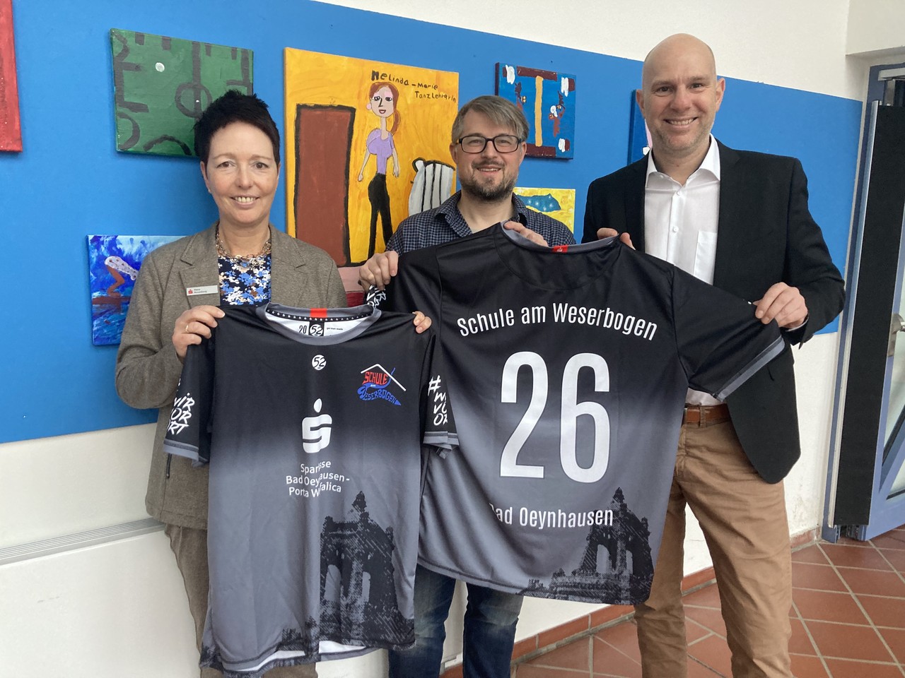 Übergabe des neuen Sporttrikotsatzes