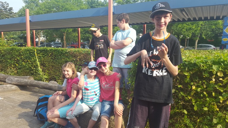 Alle Schüler warten auf Emil