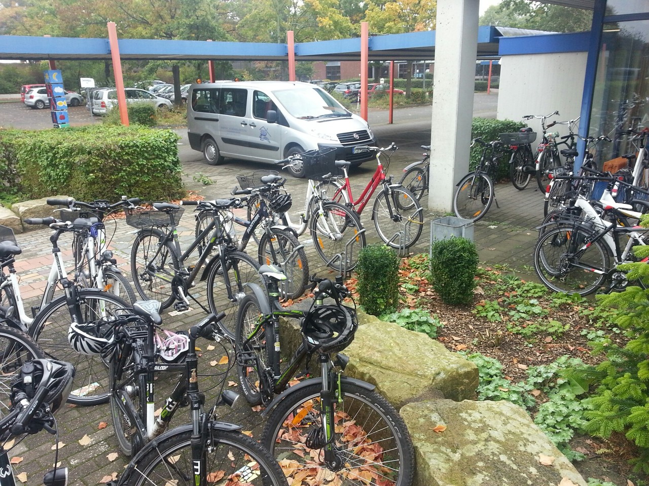 Morgens am Fahrradständer der Schule