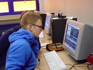 Schüler beim Arbeiten an der Homepage