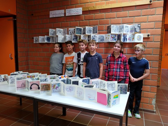 Die Schülerinnen und Schüler der MIT A2 vor den Druckbüchern