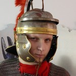 Max mit Helm eines Legionärs (vergrößerte Bildansicht wird geöffnet)