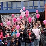 Schüler mit den rosa Luftballons (vergrößerte Bildansicht wird geöffnet)