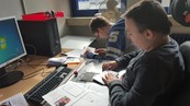 Tim und Jan beim Herstellen von Flyern