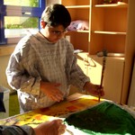 Mustafa bereitet den Stoff für Weihnachtsanhänger vor (vergrößerte Bildansicht wird geöffnet)