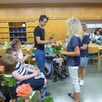 Frau Gauert überreicht eine Rose (vergrößerte Bildansicht wird geöffnet)