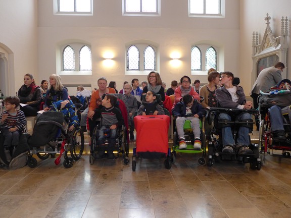 Schülerinnen und Schüler besuchen die Kirche