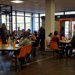 Schüler beim Osterfrühstück (vergrößerte Bildansicht wird geöffnet)