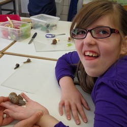 Cecilia hält eine Weinbergschnecke auf der Hand. (vergrößerte Bildansicht wird geöffnet)