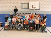 Spieler und Schüler und Schülerinnen auf einem Gemeinschaftsfoto