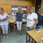 Alle freuen sich über die erhaltenen Geschenke (vergrößerte Bildansicht wird geöffnet)