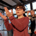 Schülerinnen und Schüler bei den Proben (vergrößerte Bildansicht wird geöffnet)