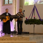 Frau Gauert und Pastor Edler begleiten auf der Gitarre (vergrößerte Bildansicht wird geöffnet)