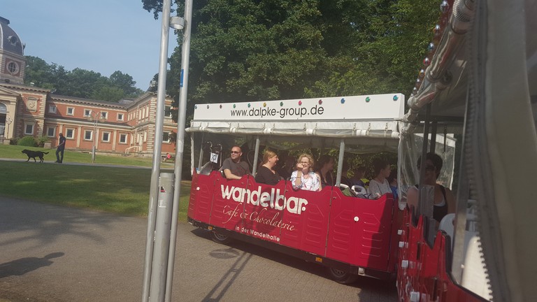 Emil fährt durch den Kurpark vporbei am Badehaus