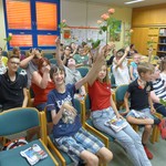 Schülerinnen und Schüler halten Rosen in die Höhe (vergrößerte Bildansicht wird geöffnet)