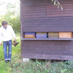 Der Imker Matthias Warmbold an seinem Bienenstock. (vergrößerte Bildansicht wird geöffnet)