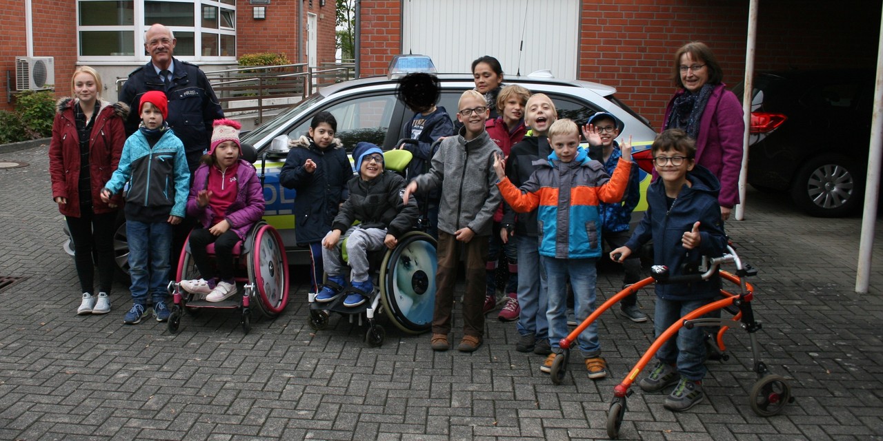 Die Klasse USt B2 besucht die Polizeiwache
