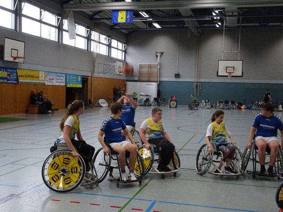Spielszene Adriano Korbwurdversuch