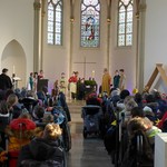 Viele Zuschauer schauen zu (vergrößerte Bildansicht wird geöffnet)