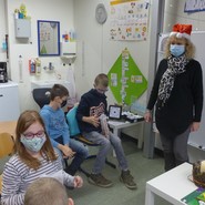 Frau Gauert spielt Nikolaus (vergrößerte Bildansicht wird geöffnet)